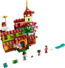 Carregar imagem no visualizador da galeria,  Casa Madrigal de Encanto• Regala a tu fan de Disney una mágica casa llena de color y sorpresas con el set LEGO® ǀ Disney Casa Madrigal, Este set de 587 piezas Incluye minipersonajes