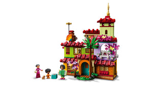  Casa Madrigal de Encanto• Regala a tu fan de Disney una mágica casa llena de color y sorpresas con el set LEGO® ǀ Disney Casa Madrigal, Este set de 587 piezas Incluye minipersonajes
