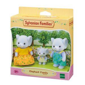 Sylvanian Families Familia de ElefantesMitchell y Rianne son el papá y la mamá Elefante. El set incluye 3 figuras: 2 adultos y 1 bebé. 