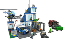 Cargar imagen en el visor de la galería,  Comisaría de Policía LEGO City (60316)un coche patrulla, un helicóptero y un camión de la basura, además de una figura de un perro y 5 minifiguras, entre ellas 3 personajes LEGO® City• 