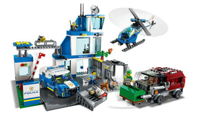  Comisaría de Policía LEGO City (60316)un coche patrulla, un helicóptero y un camión de la basura, además de una figura de un perro y 5 minifiguras, entre ellas 3 personajes LEGO® City• 