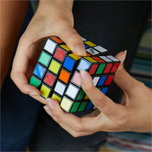 Cargar imagen en el visor de la galería, ubo de Rubik 4x4 es un juguete rompecabezas. Su diseño permite que gire mucho más rápido que el clásico cubo y con un mecanismo suave, facilitando su manejo sin perder la esencia del clásico cubo de rubik. Este juguete es una versión clásica del cubo de Rubik. ¡Se compone de 4 filas con 16 cuadrados por cada cara 