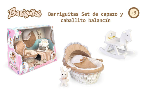 Conjunto para muñecas Barriguitas con capazo y caballito balancín blanco de madera.