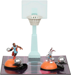 Space Jam Gametime Playset Famosa 700016840 incluye las figuras de Lebron James y Bugs Bunny Encesta un triple con ellos