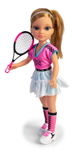 Nancy Trendy Tennis, está lista para jugar al tenis con sus amigas. Acaba de salir a la pista y lleva un look deportivo totalmente conjuntado. 
