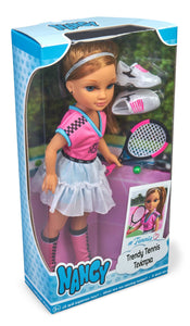 Nancy Trendy Tennis, está lista para jugar al tenis con sus amigas. Acaba de salir a la pista y lleva un look deportivo totalmente conjuntado. 