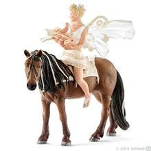 Cargar imagen en el visor de la galería,  Iloris y Leolynn son una elfa y su bebé de la marca Schleich montados a caballo. Se pueden separar del caballo: son dos figuras. Las figuras de Schleich están pintadas a mano y tienen una gran calidad de detalles. 