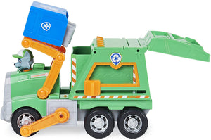 Camión de reciclaje de Rocky de la Patrulla Canina. Con el fantástico camión de reciclaje, ayuda a Rocky a reciclar los cubos de basura. Ponlos en la palanca delantera del camión y súbelos para meterlos e