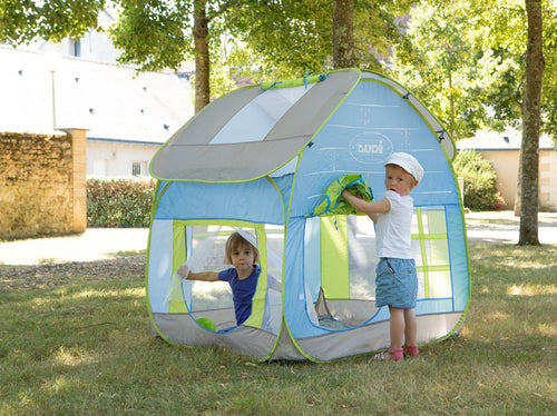 Casita de campo de tela en color azul para que los niños se puedan meter dentro y jugar aventuras