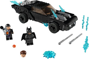 Batmóvil con lanzamisiles: El set LEGO® DC Batman™ Batmóvil: Caza de The Penguin™ pone la trepidante acción de superhéroes de la película The Batman en las manos de los niños • 2 geniales minifiguras