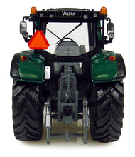 Cargar imagen en el visor de la galería, Valtra T163 Series - 2013 Tractor Escala 1:32 - Universal Hobbies 4163