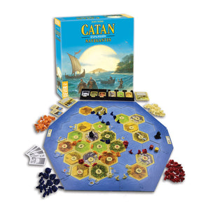 Con Catan Expansión Navegantes Con Navegantes tendrás todo lo que necesitas para darle un mayor protagonismo a los océanos en tus partidas de Catán. Con nuevos elementos como barcos y nuevos escenarios directamente en la caja, tus partidas de Catán adquirirán nuevas oportunidades de elaborar estrategias y más emoción y alternativas de juego.