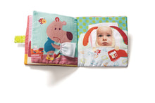 Cargar imagen en el visor de la galería, El Libro de la Doctora Alice Lilliputiens 86830 de tela y peluche marioneta de dedo, para bebés diferentes texturas
