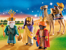 Cargar imagen en el visor de la galería, Los 3 Reyes Magos de Oriente con un camello cargado con oro, incienso y mirra.