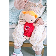 Carregar imagem no visualizador da galeria, Agata Bebé - Lilliputiens Tendrá que cuidar esta muñeca como si se tratase de un bebé de verdad. Cámbiale el pañal, vístele y desvístele. Se la podrá llevar donde quiera y dormirla en su capazo. 