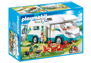  Caravana Familiar - Playmobil 70088 Equipado con cocina, sala de estar, mini baño y espacios para dormir toda la familia. El Jet Bag ofrece almacenamiento para muebles de camping. Incluye 3 figuras. 135 piezas 