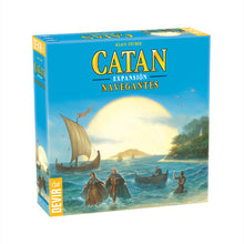 Carregar imagem no visualizador da galeria, Con Catan Expansión Navegantes Con Navegantes tendrás todo lo que necesitas para darle un mayor protagonismo a los océanos en tus partidas de Catán.  Con nuevos elementos como barcos y nuevos escenarios directamente en la caja, tus partidas de Catán adquirirán nuevas oportunidades de elaborar estrategias y más emoción y alternativas de juego.