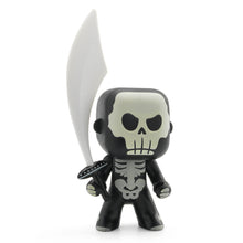 Carregar imagem no visualizador da galeria, Arty Toys Skully DJ06719 Esqueleto Guerrero con espada Brilla en la Oscuridad Djeco 36719 de plástico en negro y blanco