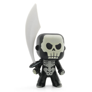 Arty Toys Skully DJ06719 Esqueleto Guerrero con espada Brilla en la Oscuridad Djeco 36719 de plástico en negro y blanco