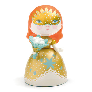 Arty Toys Princesa Barbara DJ06770 Djeco 36770 pelirroja vestido dorado y blanco estampado con copos de nieve y estrellas 
