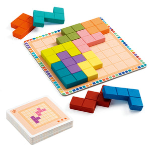  Polyssimo El objetivo es formar el cuadrado entero utilizando todas las piezas. El jugador da la vuelta a una carta desafío y primero tiene que colocar las piezas tal y como se indica, ya que son la base. 