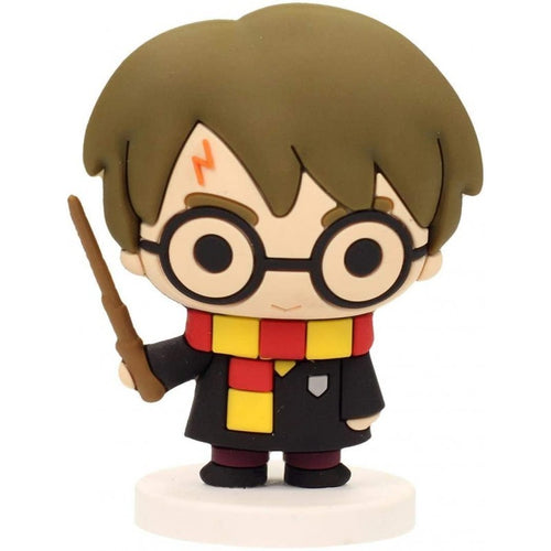 Figura de Harry Potter con varita májica. Hecha en goma dura. Mide 6.5 cm aprox. Tiene una peana para mantener el equilibrio, Recomendado a partir de 3 años.