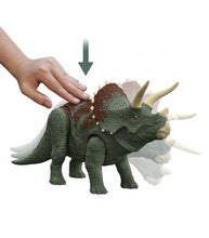 Cargar imagen en el visor de la galería, Triceratops es una figura de acción de Jurassic World . Es un saurio de tamaño medio con movimiento accionado mediante presión en su espalda y también tiene sonido de rugido