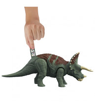 Cargar imagen en el visor de la galería, Triceratops es una figura de acción de Jurassic World . Es un saurio de tamaño medio con movimiento accionado mediante presión en su espalda y también tiene sonido de rugido