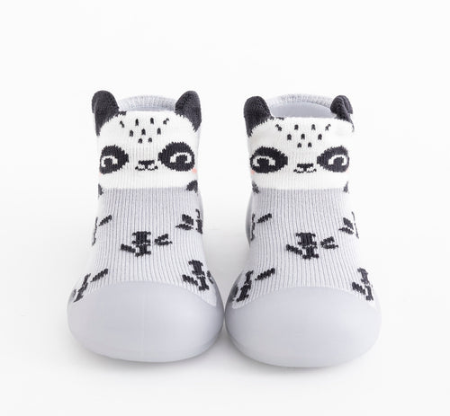 Silver Panda, Zapatitos par Niños PequeñosApoya sus preciosos primeros pasos con el calzado más seguro, sano y cómodo. Di adiós a los resbalones y caídas, a las rabietas interminables y a los innumerables pares perdidos 