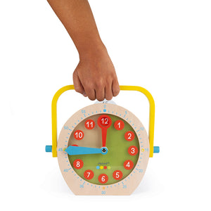 Aprender las Horas, ¡Un juguete de estimulación ideal para aprender las horas divirtiéndose! Un auténtico reloj completo con: 13 tarjetas de modelos que el niño deberá reproducir en el reloj, con una cara para el formato numérico y la otra cara para el formato analógico para que se familiarice con los 2 sistema