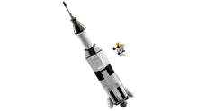 Cargar imagen en el visor de la galería, LEGO® Creator; 3 en 1 Aventura en Lanzadera Espacial (31117) permite interpretar increíbles historias repletas de acción con 3 maquetas en 1: una lanzadera espacial, un cohete de juguete y un módulo de alunizaje. 