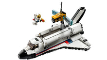 Carregar imagem no visualizador da galeria, LEGO® Creator; 3 en 1 Aventura en Lanzadera Espacial (31117) permite interpretar increíbles historias repletas de acción con 3 maquetas en 1: una lanzadera espacial, un cohete de juguete y un módulo de alunizaje. 