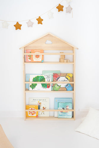  Estantería / librería infantil más icónica de nuestra marca💚. La biblioteca nube está diseñada a partir del método Montessori, es accesible, fácil de organizar y permite una visibilidad total de las portadas, tejado con su nube la hace especial.