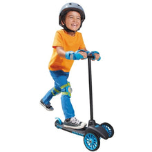 Cargar imagen en el visor de la galería, Patinete de 3 ruedas Little Tikes de color azul para las rodadores más pequeños. Con dos ruedas delanteras y una trasera. Freno en la rueda trasera. La dirección se ejerce con una inclinación lateral del manillar.