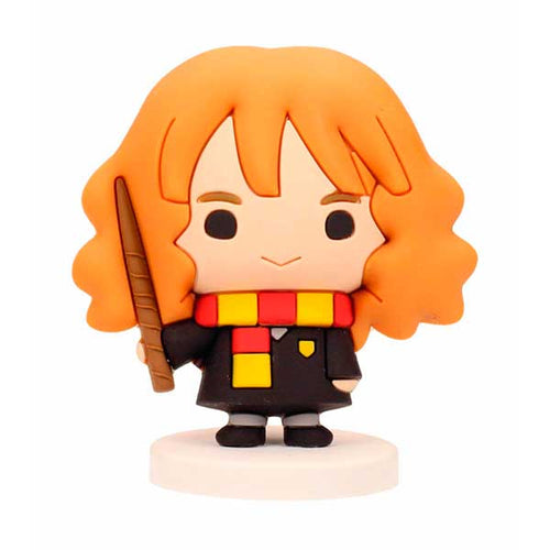 Figura de Hermione de la saga de Harry Potter. Hecha en goma dura. Mide 6.5 cm aprox. Tiene una peana para mantener el equilibrio, Recomendado a partir de 3 años.
