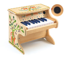 Cargar imagen en el visor de la galería, piano Animambo, Piano de madera bellamente pintada. Diseñado para animar a los niños a tocar música y crecer a amar los diversos sonidos . Tiene 18 teclas. Incluye partituras que enseñan a tocar las canciones mediante colores y formas básicas. Sistema intuitivo para introducir a los pequeños en la música. Estupendo sonido.