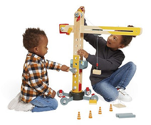  grúa de construcción de madera para imaginar que eres un jefe de obra experimentado! Este gran juguete de 74 cm de altura será la pieza central de grandes historias infantiles.
