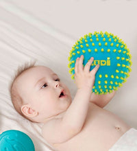 Cargar imagen en el visor de la galería, 3 bolas sensoriales, se prestan a multitud de juegos. Acanaladas, lisas o tachonadas, grandes o pequeñas, todas las bolas estimulan el sentido del tacto, la destreza y la coordinación de movimientos del bebé. 