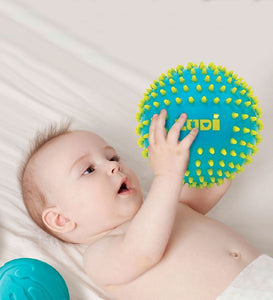 3 bolas sensoriales, se prestan a multitud de juegos. Acanaladas, lisas o tachonadas, grandes o pequeñas, todas las bolas estimulan el sentido del tacto, la destreza y la coordinación de movimientos del bebé. 
