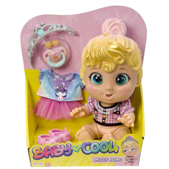muñeca Missy Bling es una bebé muy alegre y siempre dispuesta a jugar. Pertenece a la colección Baby Cool. Contiene divertidos accesorios incluyendo pendientes, gafas de sol, chupete, sandalias, camiseta tutú y diadema
