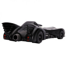 Carregar imagem no visualizador da galeria, Batmobil de metal con figura de Batman a escala 1/32. El coche mide 14 cm aprox. 