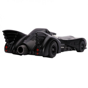 Batmobil de metal con figura de Batman a escala 1/32. El coche mide 14 cm aprox. 