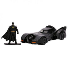 Cargar imagen en el visor de la galería, Batmobil de metal con figura de Batman a escala 1/32. El coche mide 14 cm aprox. 