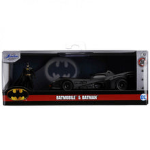 Carregar imagem no visualizador da galeria, Batmobil de metal con figura de Batman a escala 1/32. El coche mide 14 cm aprox. 