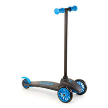 Cargar imagen en el visor de la galería, Patinete de 3 ruedas Little Tikes de color azul para las rodadores más pequeños. Con dos ruedas delanteras y una trasera. Freno en la rueda trasera. La dirección se ejerce con una inclinación lateral del manillar.