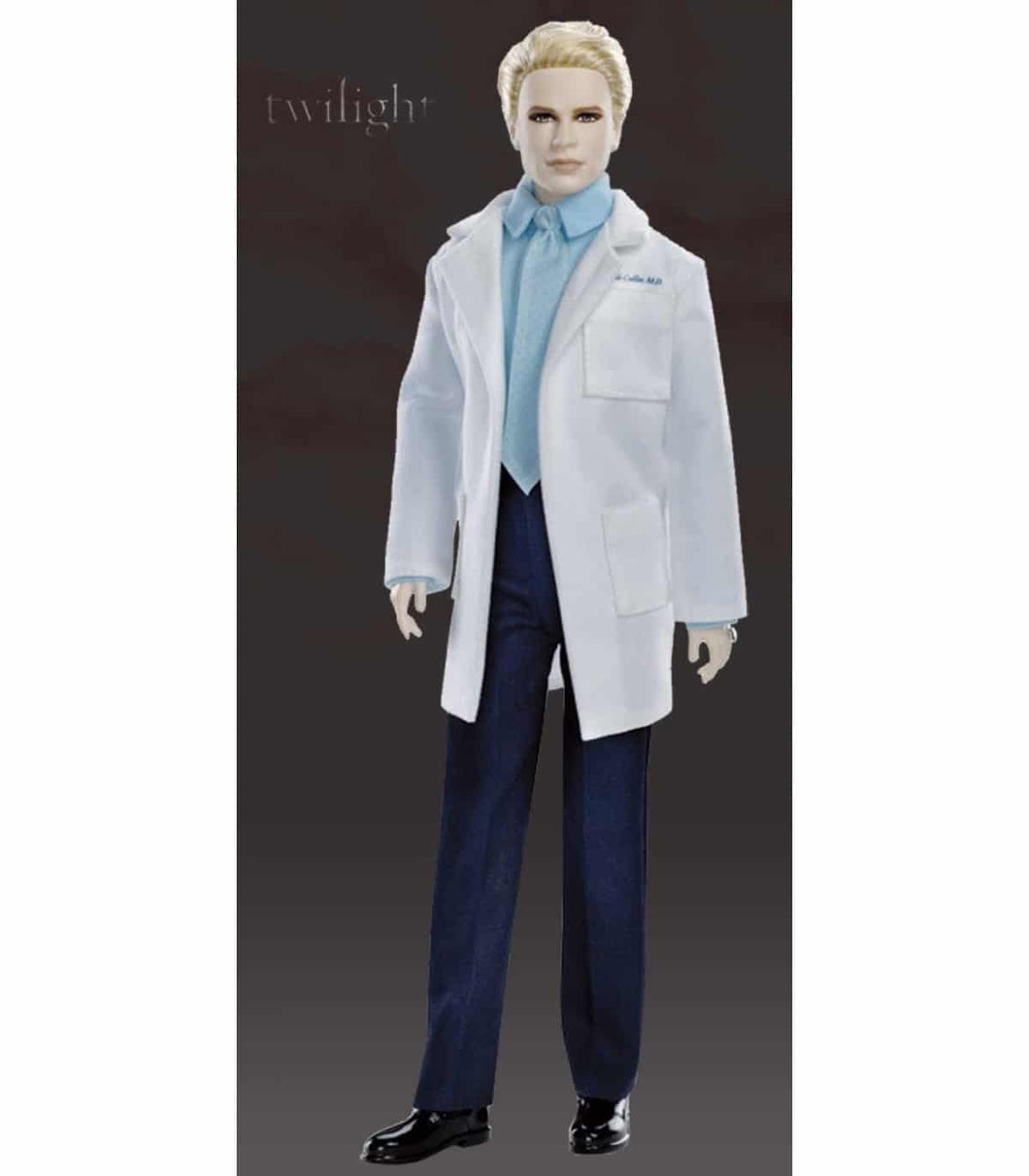 Muñeco del dr.Carlisle de la saga Crepusculo. Pertenece a la colección Barbie Collector, recreando los muñecos de la saga Crepúsculo o Twilight. Mide 30 cm aprox. 