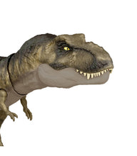 Cargar imagen en el visor de la galería, Jurassic World Trex Golpea y Devora vuelve más furioso que nunca!. Este fantástico Tiranosaurio Rex es totalmente articulado. ¡Podrás simular tus películas favoritas