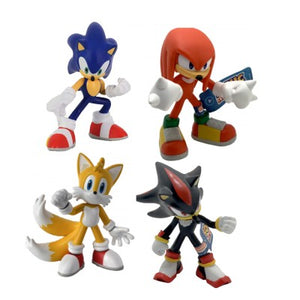  Set de 4 figuras de Sonic de entre 7 y 8 cm. Incluye las figuras de Sonic, Knuckles, Tails y Shadow. Las figuras no son articuladas. Recomendado a partir de 3 años.