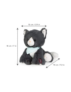 gatito Chamalow ,super suave y es de color gris . Mide 18 cm de altura y viene con una cajita de regalo que le sirve de casita. Tiene una carita muy tierna y lleva un pañuelo al cuello. 