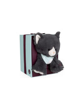 Carregar imagem no visualizador da galeria, gatito Chamalow ,super suave y es de color gris . Mide 18 cm de altura y viene con una cajita de regalo que le sirve de casita. Tiene una carita muy tierna y lleva un pañuelo al cuello. 